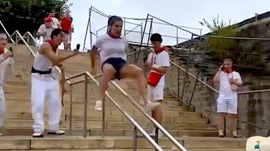 Riskantní jízda po zábradlí skončila vážným poraněním hýždí