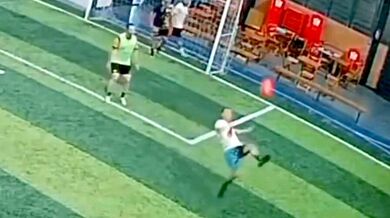 Nepříjemný pád amatérského fotbalisty při pokusu o nůžky