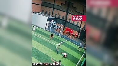 Nepříjemný pád amatérského fotbalisty při pokusu o nůžky