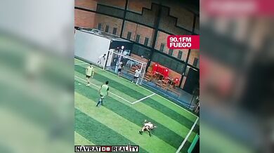 Nepříjemný pád amatérského fotbalisty při pokusu o nůžky