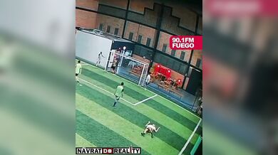 Nepříjemný pád amatérského fotbalisty při pokusu o nůžky