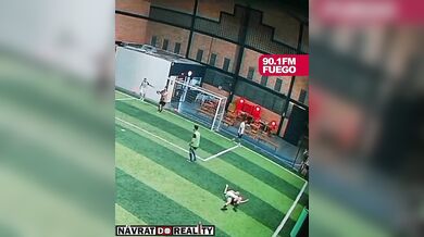 Nepříjemný pád amatérského fotbalisty při pokusu o nůžky