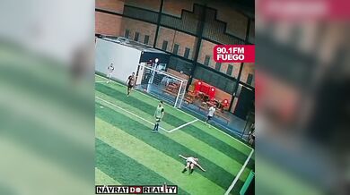Nepříjemný pád amatérského fotbalisty při pokusu o nůžky