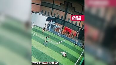 Nepříjemný pád amatérského fotbalisty při pokusu o nůžky