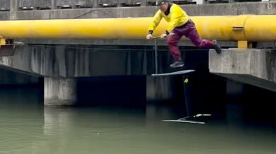 Stylový skok do vody na foilu