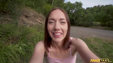 Ztracená a osamělá kráska si musela jízdu taxíkem odpykat mrdáním