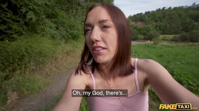 Ztracená a osamělá kráska si musela jízdu taxíkem odpykat mrdáním