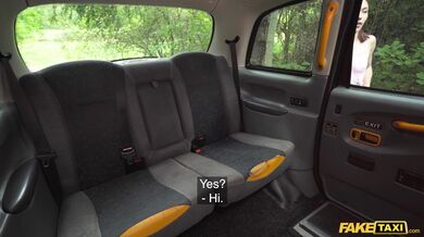 Ztracená a osamělá kráska si musela jízdu taxíkem odpykat mrdáním