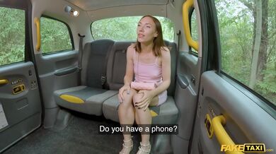 Ztracená a osamělá kráska si musela jízdu taxíkem odpykat mrdáním