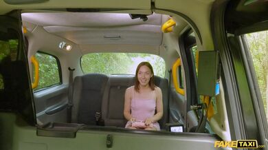 Ztracená a osamělá kráska si musela jízdu taxíkem odpykat mrdáním