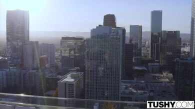 TUSHY - Sexy Kenna James podvádí a užívá se dvojitou penetraci na jógovém pobytu