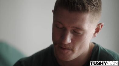 TUSHY - Sexy Kenna James podvádí a užívá se dvojitou penetraci na jógovém pobytu