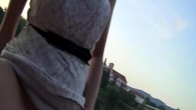 Prsatá MILF Angel Wicky šuká u řeky ve městě!