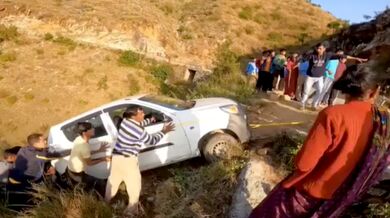 Neúspěšné vyprošťování auta v indii: Auto skončilo opět v rokli