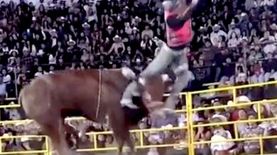 Brutální jízda na býkovi!