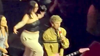 Nehoda fanynky na koncertě Machine Gun Kellyho v Londýně