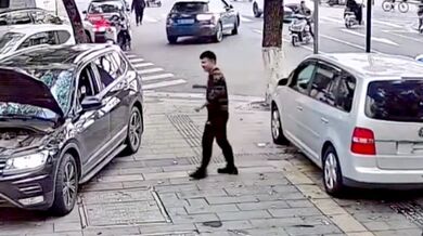 První den v práci skončil katastrofou: Zaměstnanec autoservisu v Číně poškodil řadu vozů