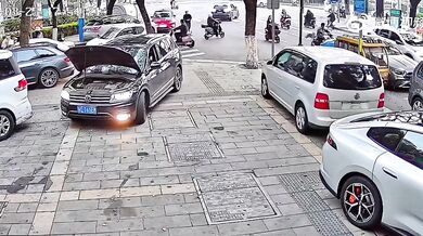 První den v práci skončil katastrofou: Zaměstnanec autoservisu v Číně poškodil řadu vozů