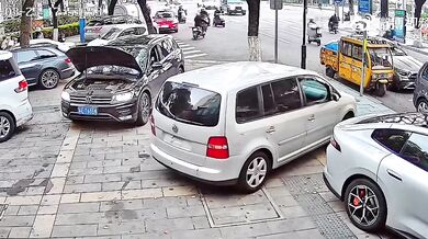 První den v práci skončil katastrofou: Zaměstnanec autoservisu v Číně poškodil řadu vozů