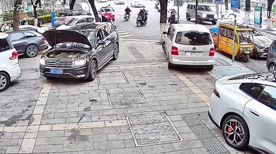 První den v práci skončil katastrofou: Zaměstnanec autoservisu v Číně poškodil řadu vozů