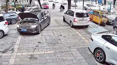 První den v práci skončil katastrofou: Zaměstnanec autoservisu v Číně poškodil řadu vozů