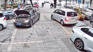 První den v práci skončil katastrofou: Zaměstnanec autoservisu v Číně poškodil řadu vozů