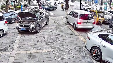První den v práci skončil katastrofou: Zaměstnanec autoservisu v Číně poškodil řadu vozů