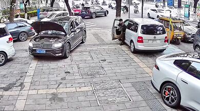 První den v práci skončil katastrofou: Zaměstnanec autoservisu v Číně poškodil řadu vozů
