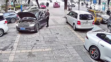 První den v práci skončil katastrofou: Zaměstnanec autoservisu v Číně poškodil řadu vozů