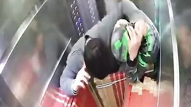 Přetížení výtahu v Bejrútu vedlo k pádu kabiny: Dva mladíci vyvázli s pohmožděninami