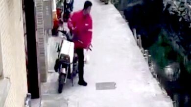 Neuvážené zvedání nastartovaného skútru skončilo pádem do potoka