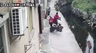 Neuvážené zvedání nastartovaného skútru skončilo pádem do potoka