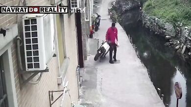 Neuvážené zvedání nastartovaného skútru skončilo pádem do potoka