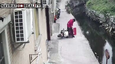Neuvážené zvedání nastartovaného skútru skončilo pádem do potoka