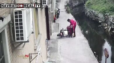 Neuvážené zvedání nastartovaného skútru skončilo pádem do potoka