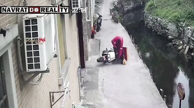 Neuvážené zvedání nastartovaného skútru skončilo pádem do potoka
