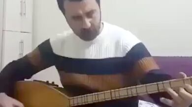 Nečekaná situace během hraní na hudební nástroj a zpívání