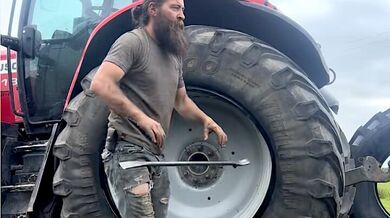 Náročná výměna pneumatiky u traktoru