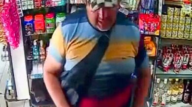 Krádež v minimarketu: Muž využil vteřinovou nepozornost prodavače k odcizení mobilu
