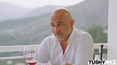 TUSHY - Análně milující kráska Mia nemusí mluvit