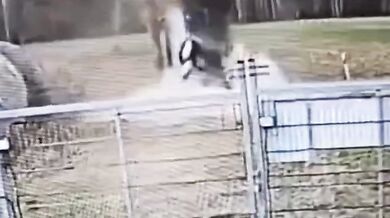 Opilá řidička s dítětem v autě a telefonem v ruce způsobila vážnou nehodu