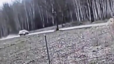 Opilá řidička s dítětem v autě a telefonem v ruce způsobila vážnou nehodu