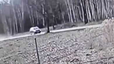Opilá řidička s dítětem v autě a telefonem v ruce způsobila vážnou nehodu