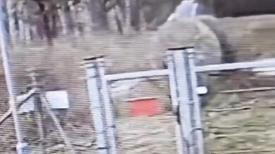 Opilá řidička s dítětem v autě a telefonem v ruce způsobila vážnou nehodu