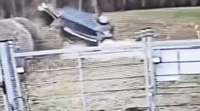 Opilá řidička s dítětem v autě a telefonem v ruce způsobila vážnou nehodu