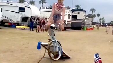 Stylový skok na dámském kole