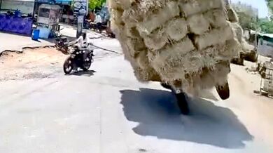 Náklad sena z traktoru málem zavalil motocyklistu