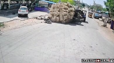 Náklad sena z traktoru málem zavalil motocyklistu