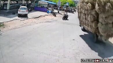 Náklad sena z traktoru málem zavalil motocyklistu