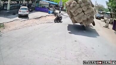 Náklad sena z traktoru málem zavalil motocyklistu
